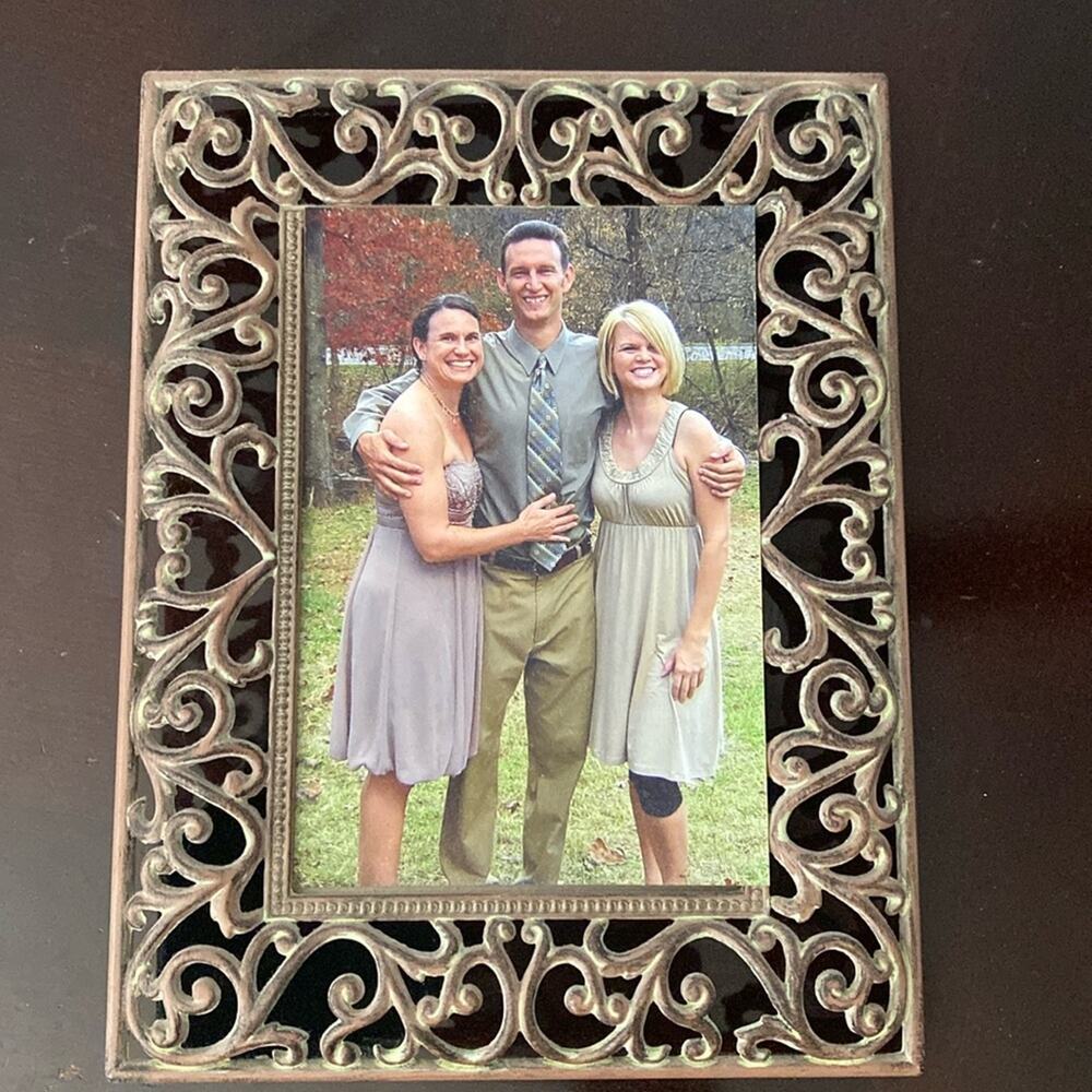 Vintage‎ Sixtrees metal filigree open 4x6” photograph frame